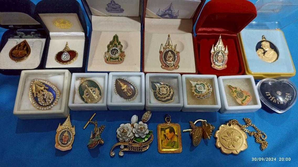 ขายเข็มกลัดที่ระลึกตราสัญลักษณ์ยกชุด