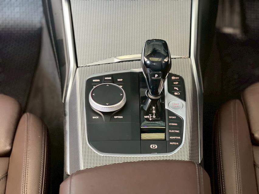 ปี 2020 BMW SERIES 3, 330e M SPORTโฉม G20 ปี18-ปัจจุบัน (จดทะเบียน 2021)สีขาว ไมล์แท้ 92,126 km. เซอร์วิสศูนย์ทุกระยะ 14