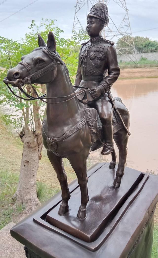 717.พระบรมรูปหล่อในหลวงรัชกาลที่ 5 พระบาทสมเด็จพระปรมินทรมหาจุฬาลงกรณ์ พระจุลจอมเกล้าเจ้าอยู่หัวทรงม้า (พระบรมรูปทรงม้า) สองถอด รูปที่ 9