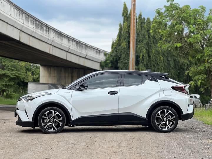 Toyota CHR สีขาว 5