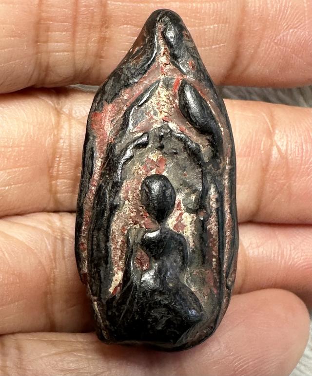 พระกริ่งคลองตะเคียน ด้านหลังกระเทาะเดิม ลงรักร่องชาด มีกริ่ง