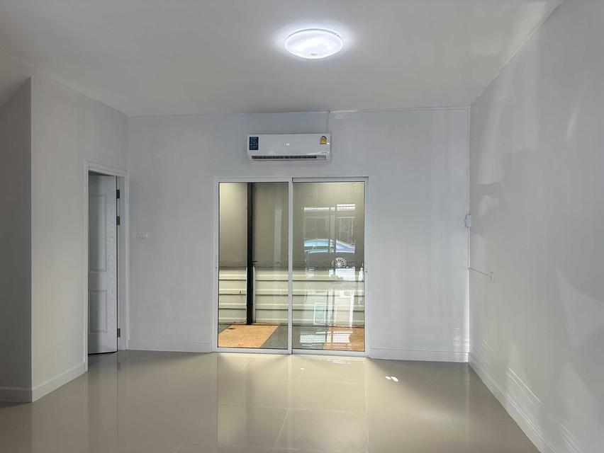 ให้เช่าทาวเฮ้าส์ 2 ชั้น หมู่บ้านยูนิโอทาวน์ ลำลูกกาคลอง4 ใกล้โรงเรียนแย้มสะอาด พื้นที่ 20 ตร.วา 3นอน 2น้ำ 1ครัว จอดรถ1คัน แอร์2ตัว ราคาเช่า 11,000 บ./ 8