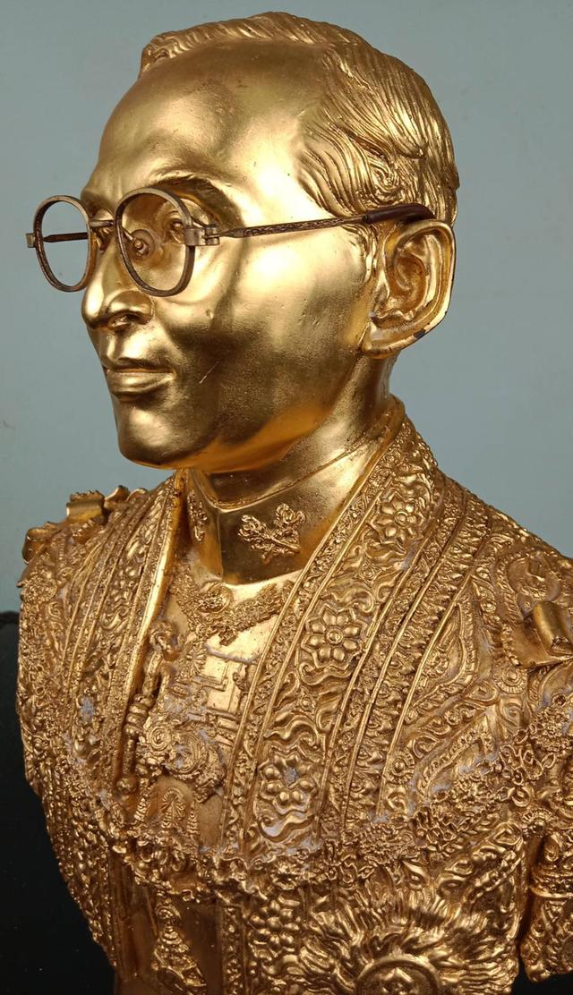 730.พระบรมรูปครึ่งพระองค์ในหลวงรัชกาลที่ 9 พระบาทสมเด็จพระปรมินทรมหาภูมิพลอดุลยเดช ทรงชุดฉลองพระองค์เต็มยศ รูปที่ 10