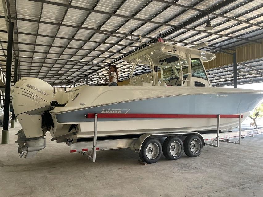 BOSTON WHALER OUTRAGE 370- 3 X 350 hp