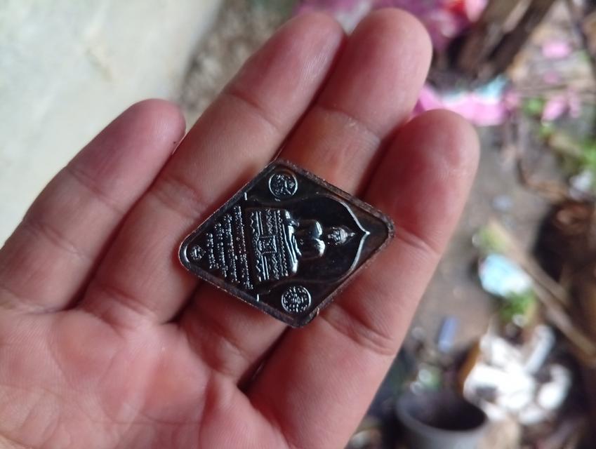 สมเด็จพระนารายณ์มหาราช เนือกะไหล่ทอง-เนื้อทองแดง เหรียญนี้มีลักษณะเป็นทรงข้าวหลามตัด