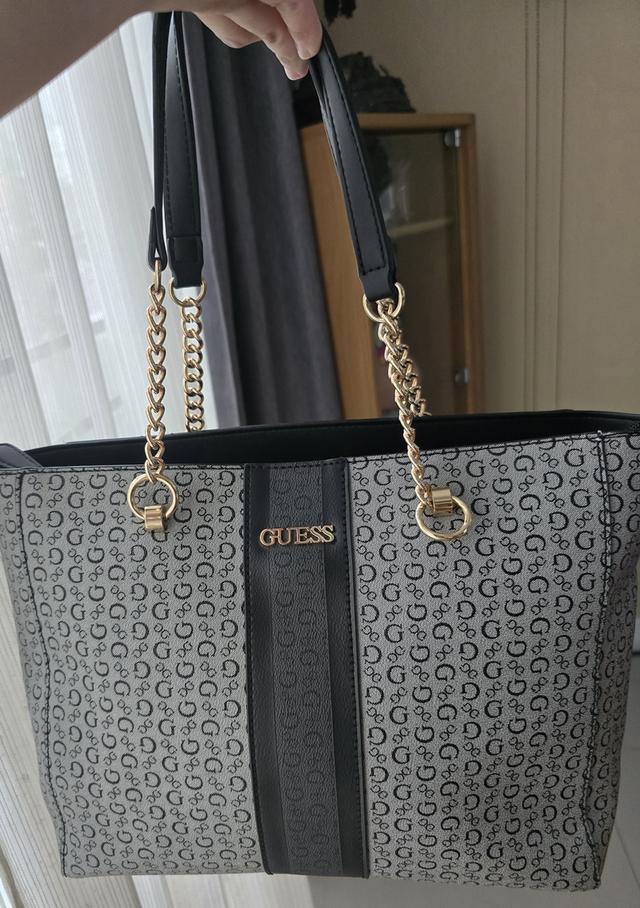 GUESS กระเป๋าสะพายบ่า สีเทาดำ โซ่ทอง