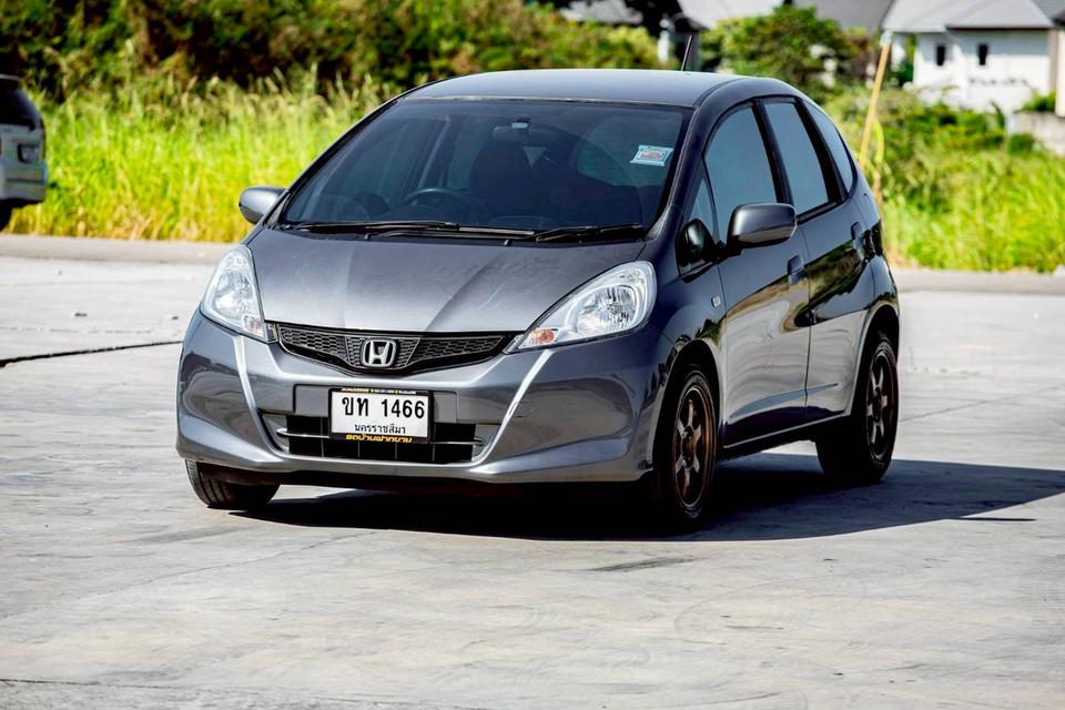 Honda Jazz 1.5S ปี 2014 สีเทา เกียร์ออโต้ มือเดียวป้ายแดง