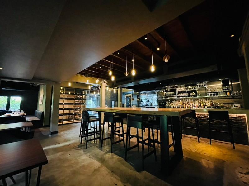 ขายกิจการร้านอาหาร ซอยสุขุมวิท47 พร้อมเฟอร์นิเจอร์ครบครัน ตกแต่งโทนสีดำ ขาว น้ำตาล พื้นที่ใช้สอยรวมทั้งหมด 900 ตารางเมตร 1