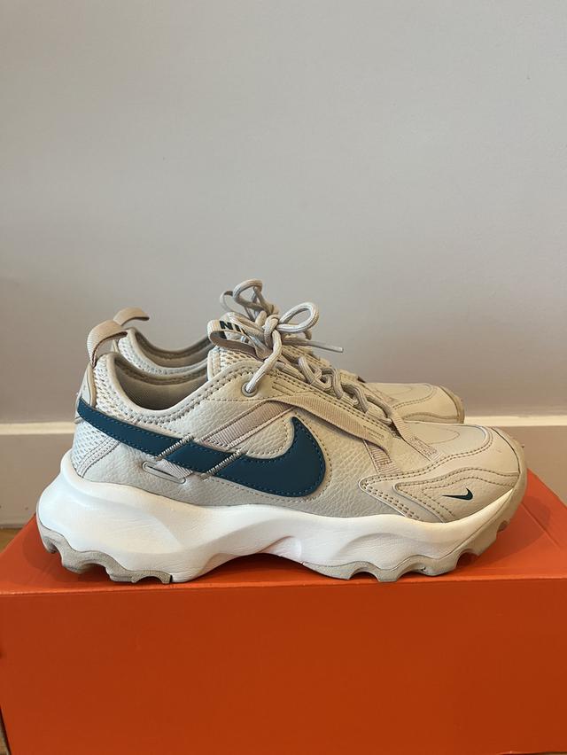 รองเท้า Nike TC 7900