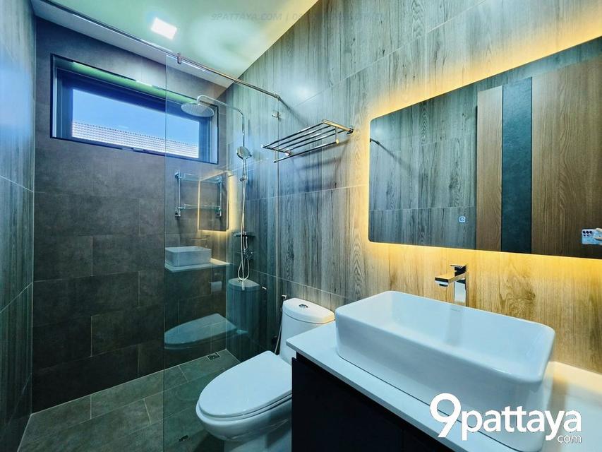 Mabprachan Pool Villa – บ้านหรูติดธรรมชาติ ใกล้อ่างมาบประชัน | Luxury Pool Villa Near Mabprachan Lake  3 ห้องนอน | 4 ห้องน้ำ • ห้องนั่งเล่น เพดานสูง 3