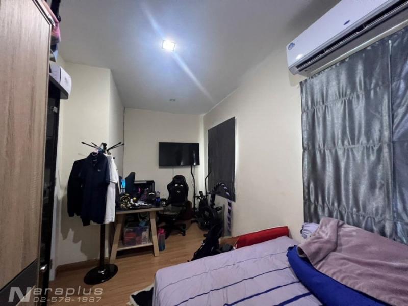 68040500 : ขายทาวน์เฮ้าส์ 2 ชั้น ห้องมุม หน้ากว้าง 5.5 เมตร บนที่ดินขนาด 16.7 ตรว. หลังบ้านไม่ติดใคร(เป็นสวน) หมู่บ้านโกลเด้น ทาวน์ วิภาวดี-แจ้งวัฒนะ 17