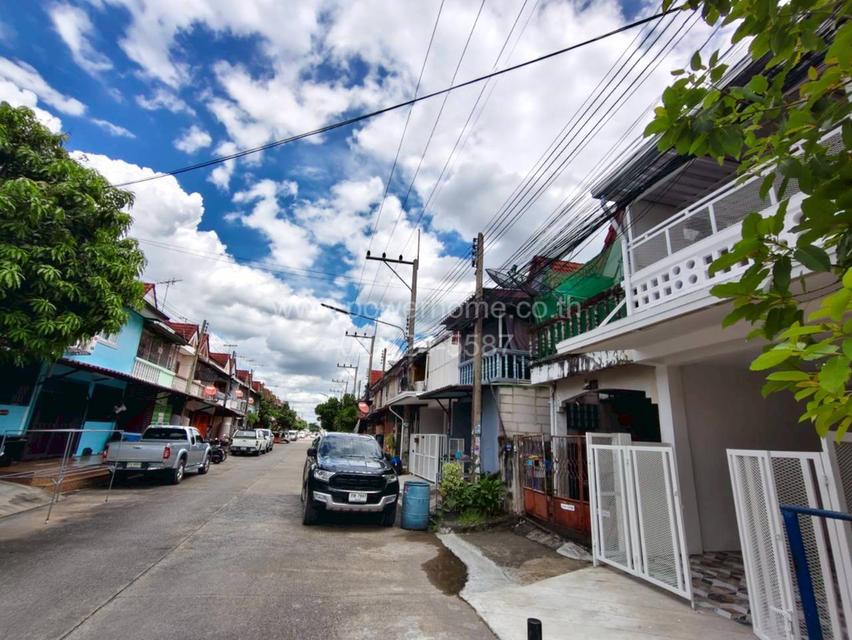 หมู่บ้านสัมพันธ์วิลล่า ถนนลำลูกกา ต.คูคต อ.ลำลูกกา จ.ปทุมธานี 2