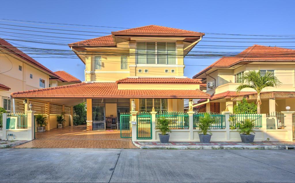 🏡🌟 ให้เช่าบ้านเดี่ยว 2 ชั้นหลังใหญ่ ทำเลดี เดินทางสะดวก ใกล้ร้านสะดวกซื้อ ตลาด และห้างสรรพสินค้า เหมาะสำหรับอยู่อาศัยหรือครอบครัวใหญ่ 1