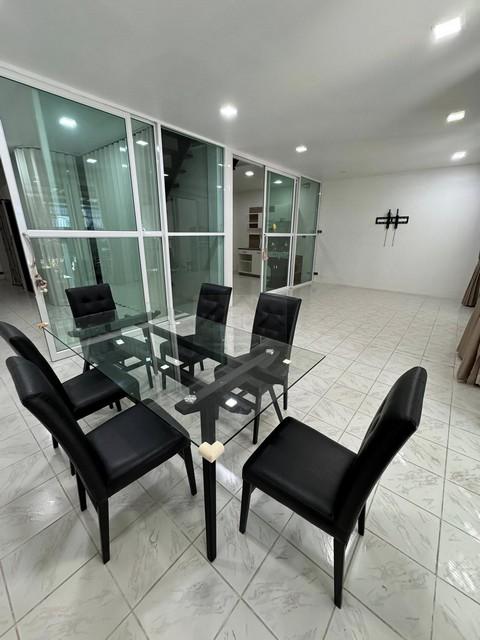 ให้เช่าทาวเฮ้าส์ 2 ชั้น 2 หลัง (ทะลุกัน) 216 ตรม. 4 ห้องนอน ซอยรามอินทรา 34 ติดเลียบด่วนรามอินทรา และ ถนนรามอินทรา 4