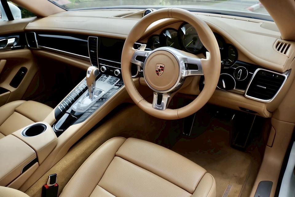 Porsche Panamera 4S Plug-in Hybrid 3