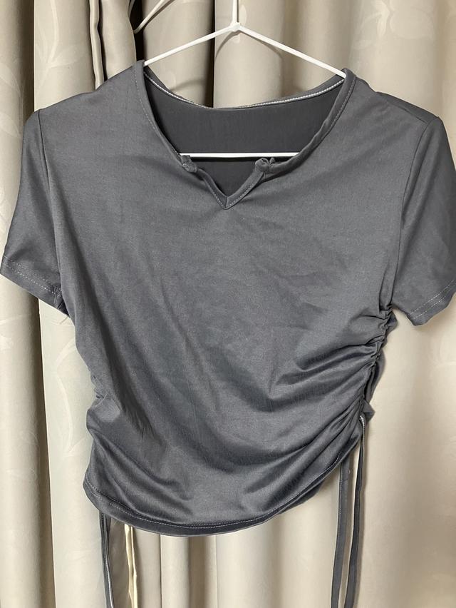 เสื้อยืดแขนสั้นแบบรูดเชือกที่เอว