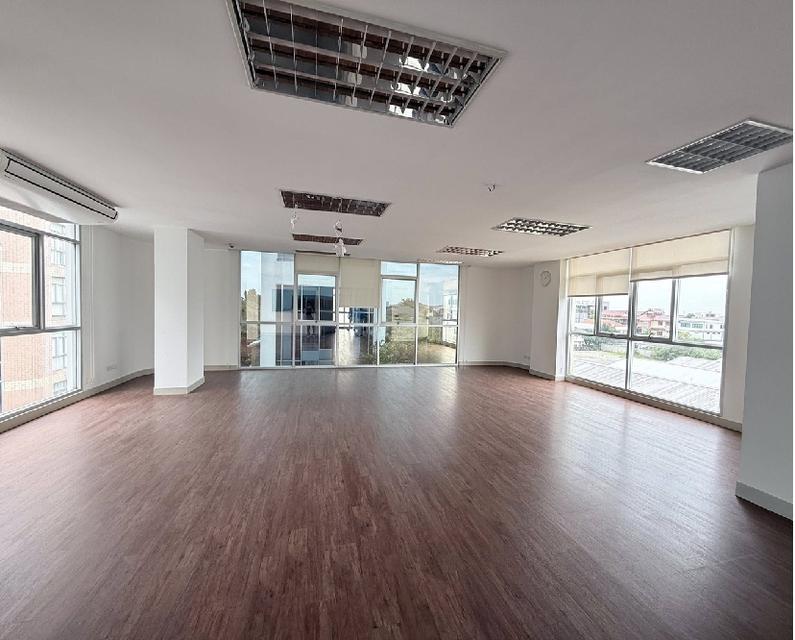 ให้เช่าอาคารสำนักงาน 8 ชั้น มีลิฟท์โดยสารในอาคาร ซอยศรีนครินทร์ 40 เข้าซอยไม่ลึก 10