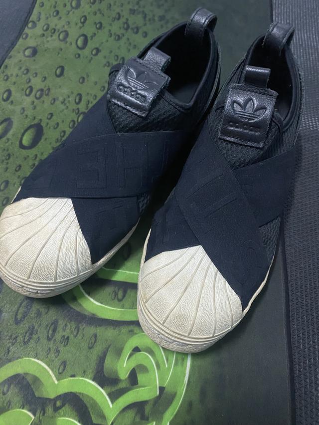 รองเท้า Adidas