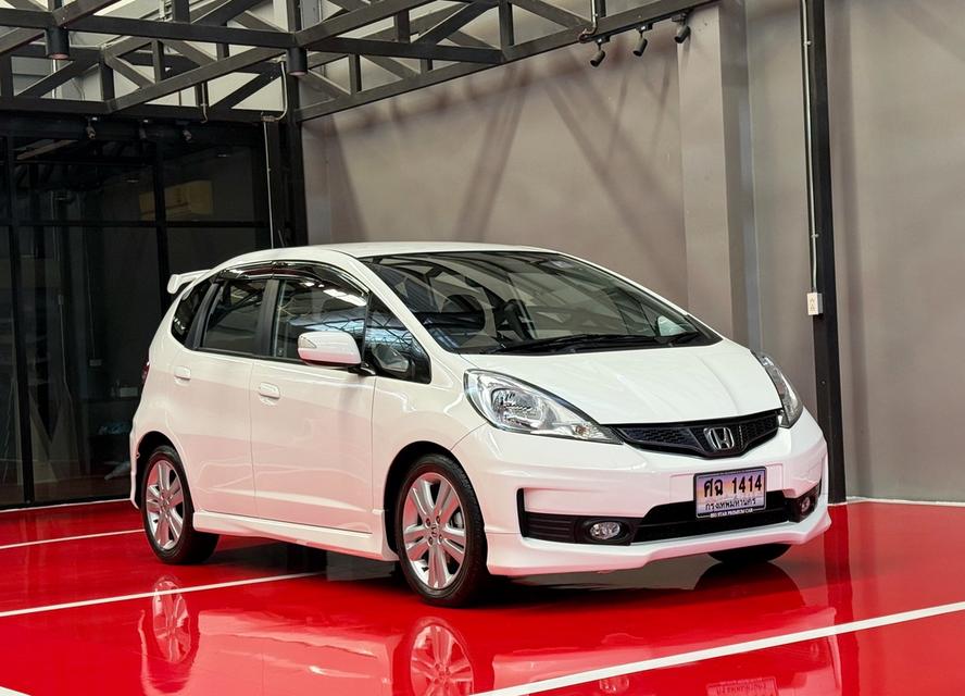 2013 HONDA JAZZ  รุ่น TOP รถมือเดียวออกป้ายแดง รถวิ่งน้อย เข้าศูนย์ตามระยะ รถไม่เคยมีอุบัติเหตุครับ