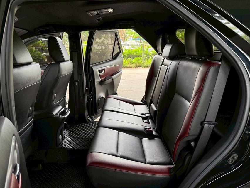 ขายรถ Toyota Fortuner 2.8 Legender 2WD ปี 2022 สีดำ เกียร์ออโต้ 12