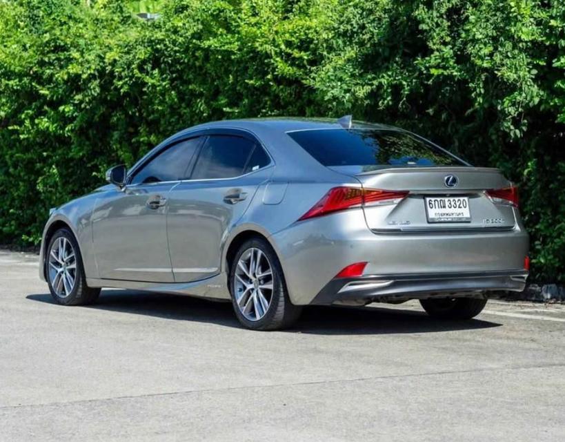 Lexus IS 300h รถปี 2017