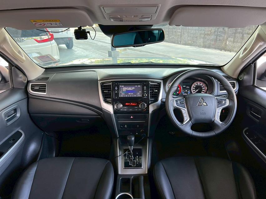 2019 MITSUBISHI TRITON 18-23, 2.4 GTโฉม PLUS DOUBLE CAB ตัวท็อปสุดสีเทา เกียร์ออโต้ เครื่องยนต์ดีเซล มือเดียวป้ายแดงซื้อสด รูปที่ 4