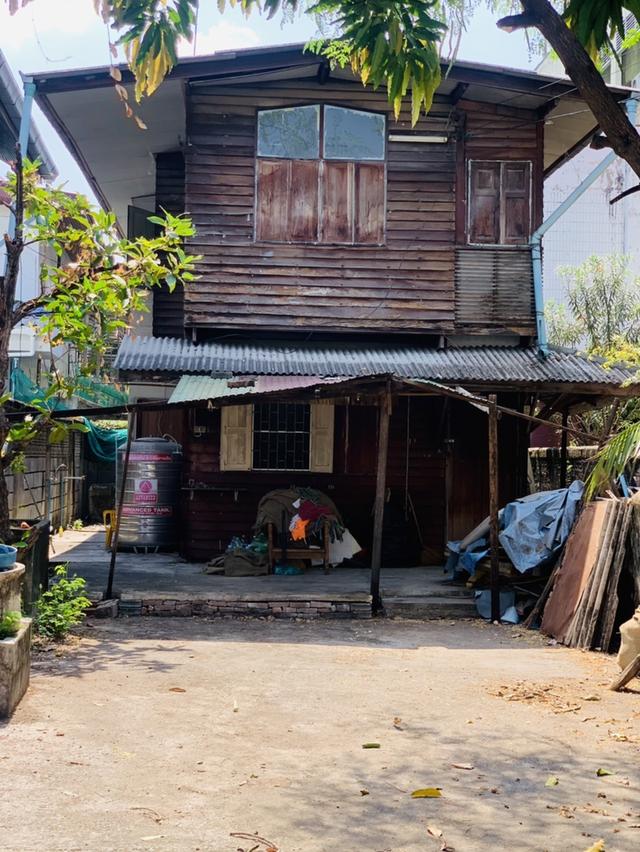 ขายบ้านเดี่ยวไม้ 2 ชั้น ในซอยจรัญฯ 62 แยก 3 ติดรถไฟฟ้าศิริธร หรือแยกบางพลัด 10