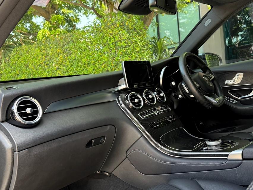 2017 BENZ GLC 250D AMG รถมือเดียวออกป้ายแดง รถวิ่งน้อย เข้าศูนย์ทุกระยะ ไม่เคยมีอุบัติเหตุครับ 11