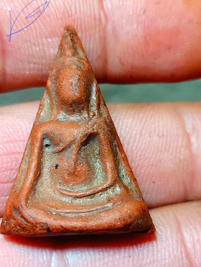 พระเครื่อง สมเด็จนางพญา กรุวัดนางพญา จังหวัดพิษณุโลก พิมพ์เข้าโค้ง(เข่าใน)