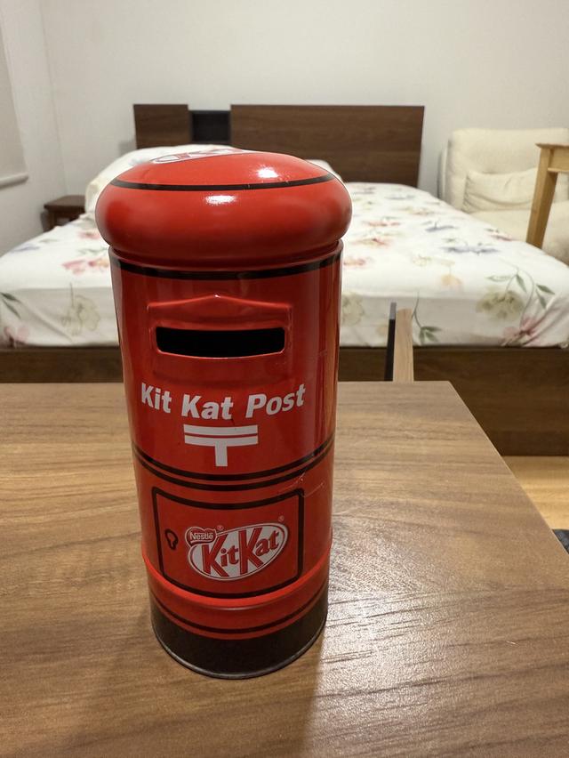 กระปุกออมสินรูปทรงตู้ไปรษณีย์ตราKitKat