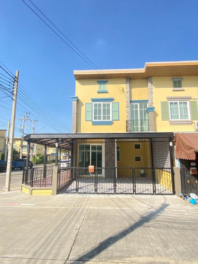 ขายทาวน์เฮาส์ 2 ชั้น เนื้อที่ 27.1 ตร.วา หลังมุม หมู่บ้านเดอะโกลเด้น ทาวน์ อ่อนนุช-พัฒนาการ ซ.7/4 ซอยอ่อนนุช 65 แขวงประเวศ เขตประเวศ กร 1