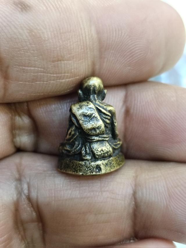 พระหล่อรูปเหมือนหลวงปู่ทิม อิสริโก รุ่นไตรมาส ปี พ.ศ.2518 เนื้อนวะโลหะ 2