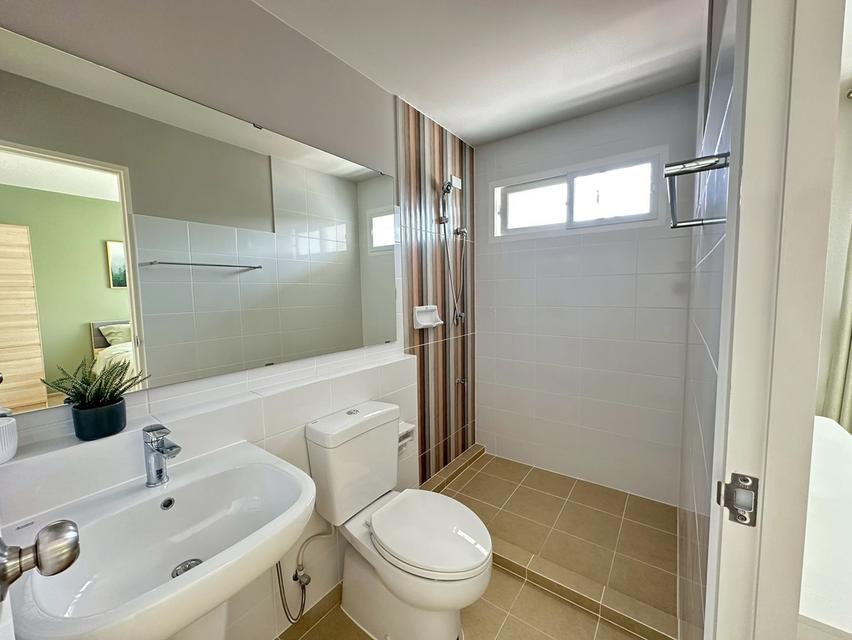 ให้เช่าทาวน์โฮมสองชั้น 2 ห้องนอน 3 ห้องน้ำ 1 ห้องรับแขก 1 ห้องครัว 1 ที่จอดรถ ขนาดที่ดิน 20 ตรว. พื้นที่ใช้สอย 89 ตรม. ให้เช่าราคา 20,000 17