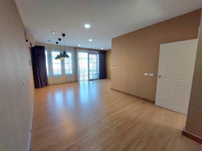 ขาย/ให้เช่าทาวน์โฮม 3 ชั้น โกลเด้นทาวน์ ซ.นวมินทร์ 42 แยก 27 บึงกุ่ม 5 ห้องนอน 4 ห้องน้ำ ต่อเติมครบ คุ้มค่าทุกตารางนิ้ว 12