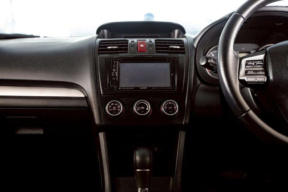 Subaru Xv 2.0 AWD สีเทา ปี 2015 แร๊ปกันรอยสีเทาด้านไว้ทั้งคัน 17