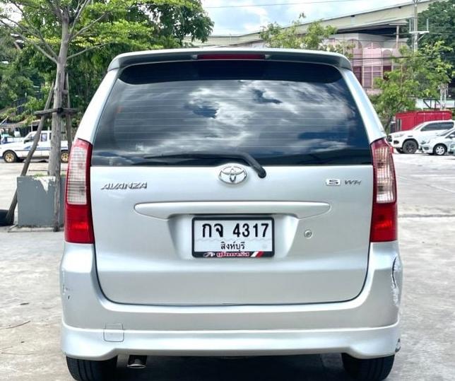 Toyota Avanza สีขาว 6