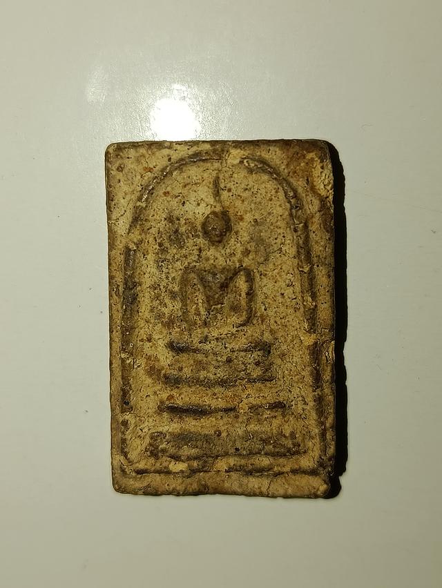 พระสมเด็จ ซึ่งเป็นหนึ่งในพระเครื่องที่ได้รับความนิยมและเคารพมากที่สุดในประเทศไทย  พระสมเด็จถูกสร้างโดยสมเด็จพระพุฒาจารย์ (โต พฺรหฺมรํสี) หรือที่รู้จัก