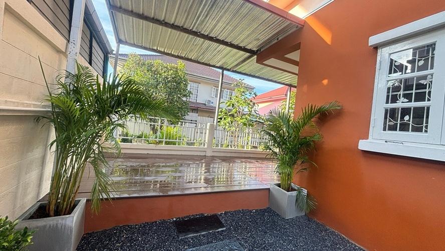 U1389 ให้เช่าบ้านเดี่ยว 2 ชั้น หมู่บ้านฟลอร่าวิวล์ สุวินทวงศ์ 38 ถนนฉลองกรุง61 บ้านติดคลองหลังบ้าน บรรยากาศธรรมชาติ ทำเลดีเดินทางสะดวก เข้าออกได้ 2 ท 5