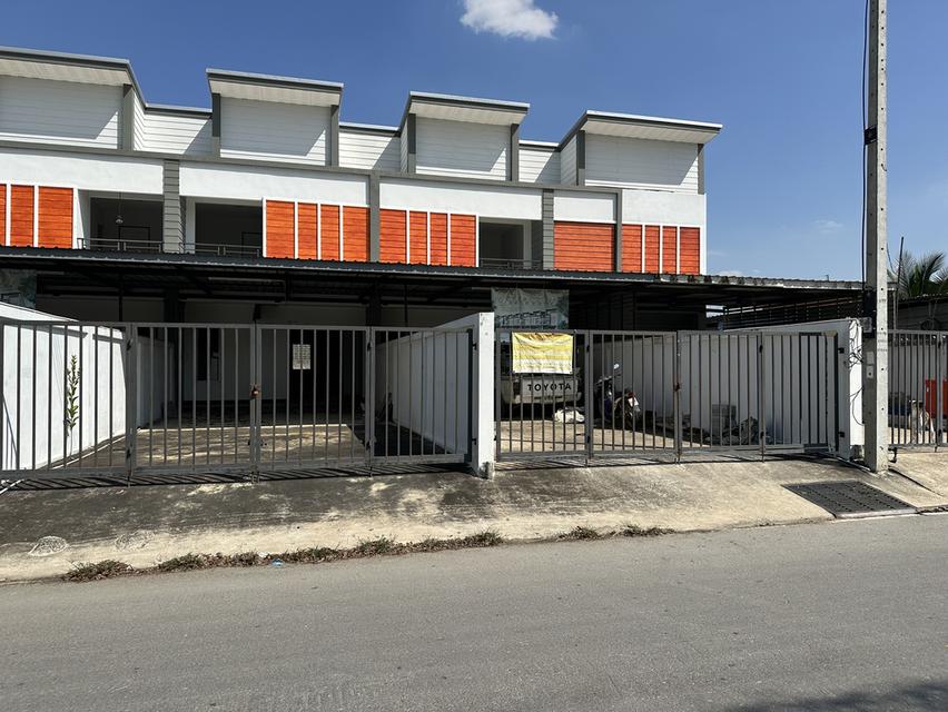 town home 2 floors 32 sqw. total area used 240sqm. on phetkasame samparn nakornpatom province colsed middle city 35 km. 2