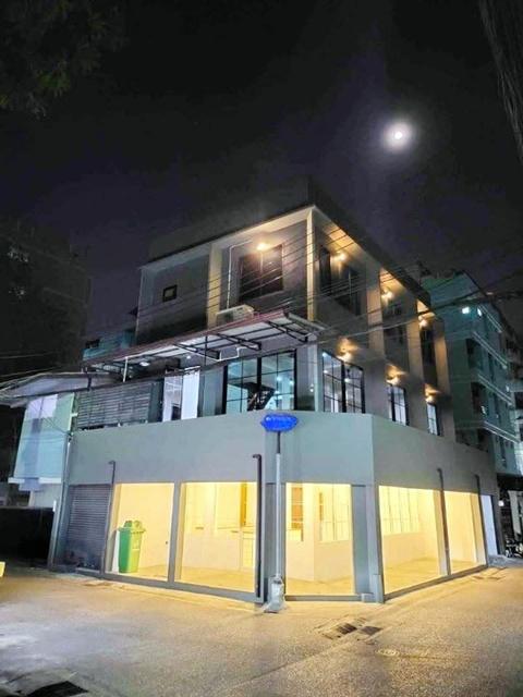 .ให้เช่าตึกเดี่ยว 3 ชั้นประชาสงเคราะห์ 25-33 25ตร.วา. 300ตร.ม. 3 นอน 4 น้ำ ซ.ประชาสงเคราะห์ 27-29 เดอะ สตรีทรัชดา 1.8 กม 2