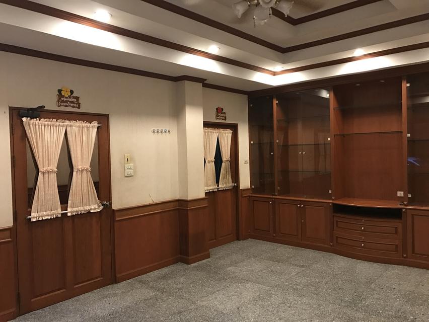 ตึกสองคูหา 3ชั้นครึ่ง หมู่บ้านพรทวี วิลล่า4 เลียบคลองทวีวัฒนา 5