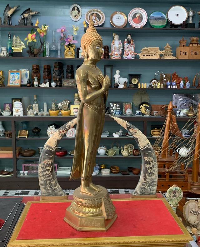 พระพุทธรูป องค์ใหญ่ เนื้อทองเหลือง 6