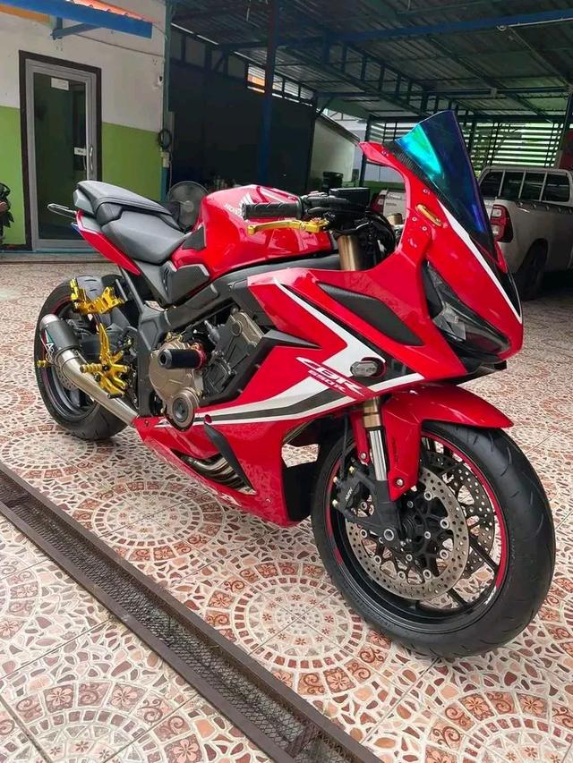 Honda CBR650 สีแดง 1