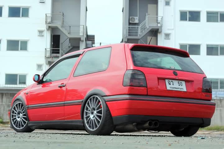 Volkswagen Golf สีแดง 4