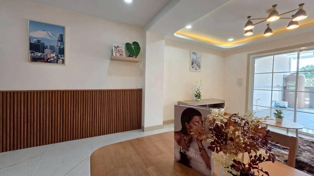 หมู่บ้านธารทอง2  ซอยวัดลาดปลาดุก ทาวน์เฮาส์ 2 ชั้นหลังมุม หน้าบ้านหลังบ้านไม่ชนใคร ห่างจากปากซอยวัดลาดปลาดุกเพียง 1 กม. 8
