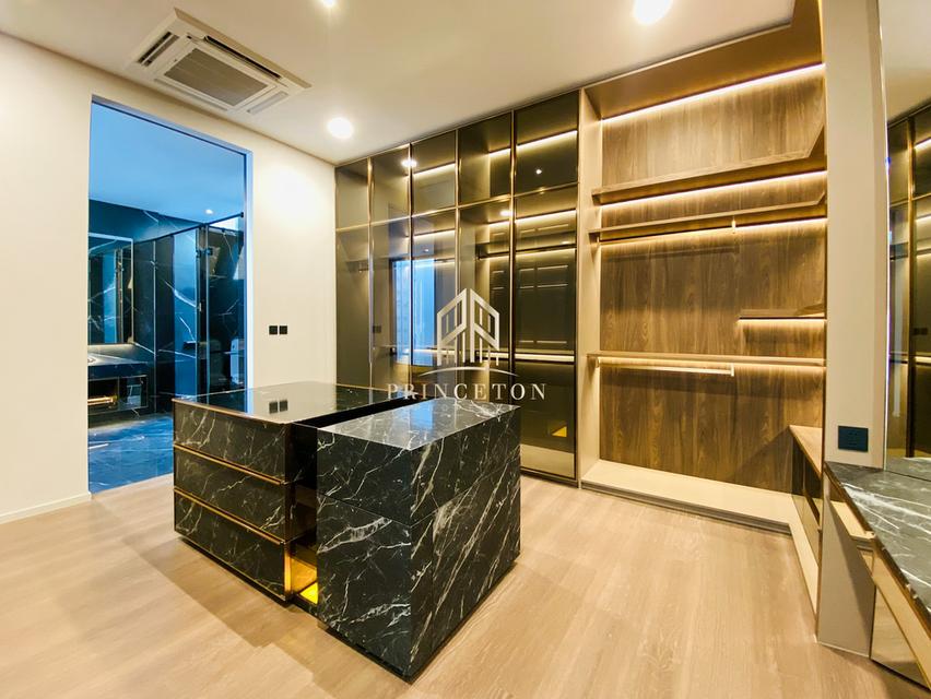 VIVE New Krungthep Kreetha Luxury 3-Storey Modern Home 15