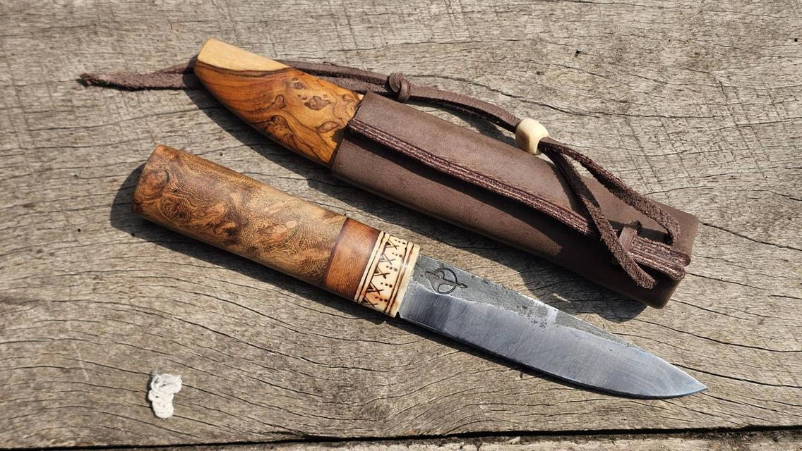 มีดและรูปปั้นสลักและของเก่า