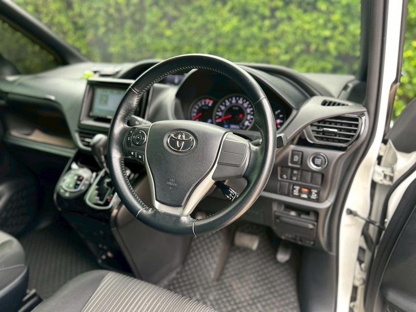 TOYOTA VOXY 2.0 ZS MPV  12