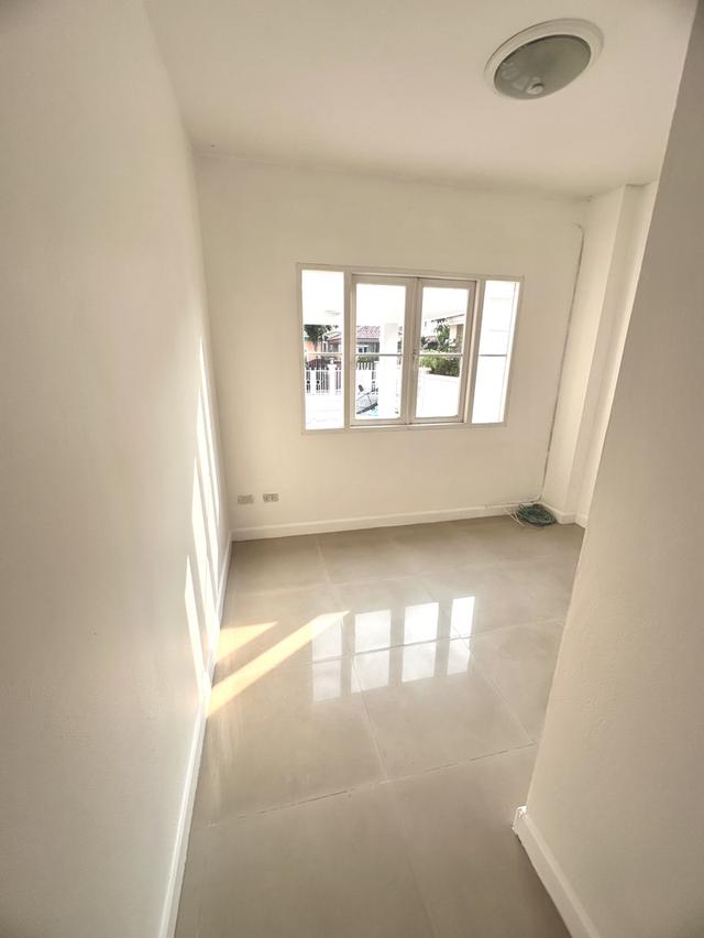 บ้านเดี่ยว มบ.นาราวัลย์ พร้อมอยู่มาก ย่านบางบอน3 พร้อมเฟอร์ฯบิวอิน เนื้อที่ 59 ตรว ติดถนนสี่เลนส์ ใกล้แหล่งอำนวยความสะดวก รพ. ร้านสะดวกซื้อ โรงเรียน 12