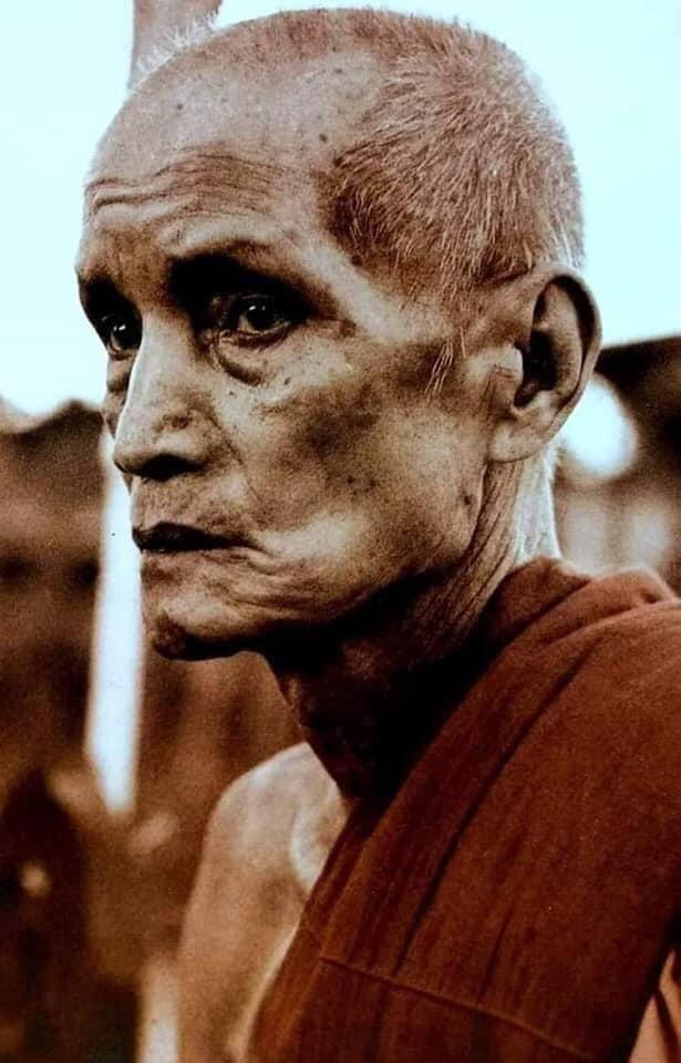 พระกริ่งชัยมงคลเนื้อเงินหลวงพ่อมุ่ยวัดดอนไร่แจกกรรมการปี2559พร้อมกล่องเดิม